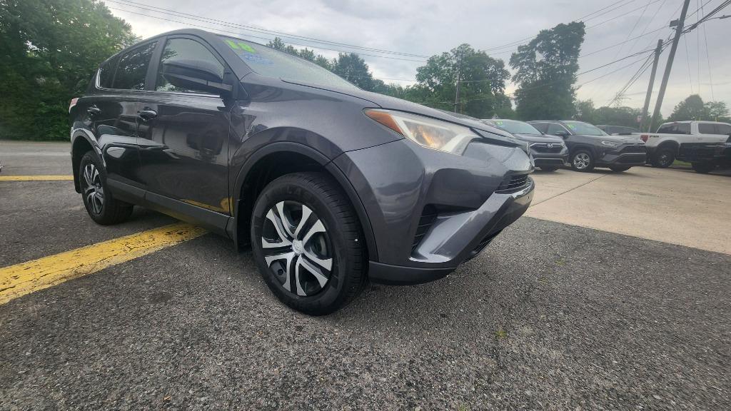 2018 Toyota RAV4 LE - Photo 7