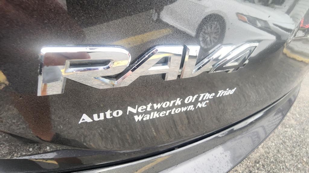 2018 Toyota RAV4 LE - Photo 11