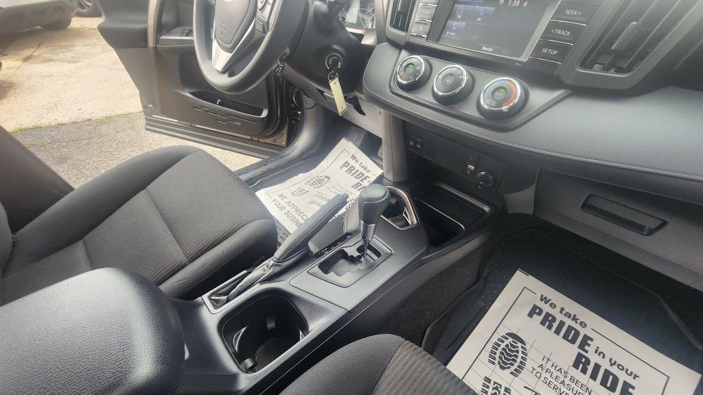 2018 Toyota RAV4 LE - Photo 19