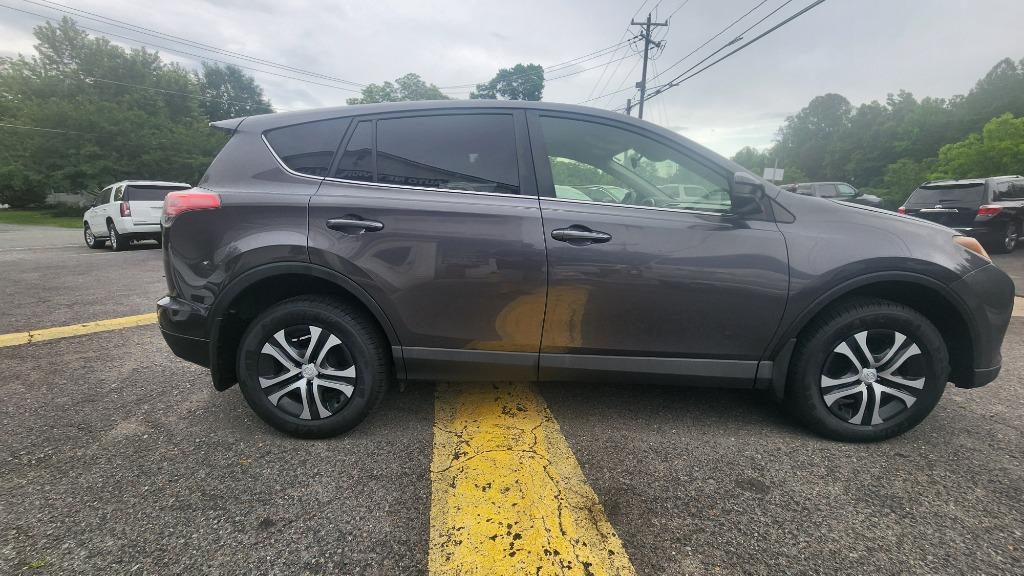 2018 Toyota RAV4 LE - Photo 6